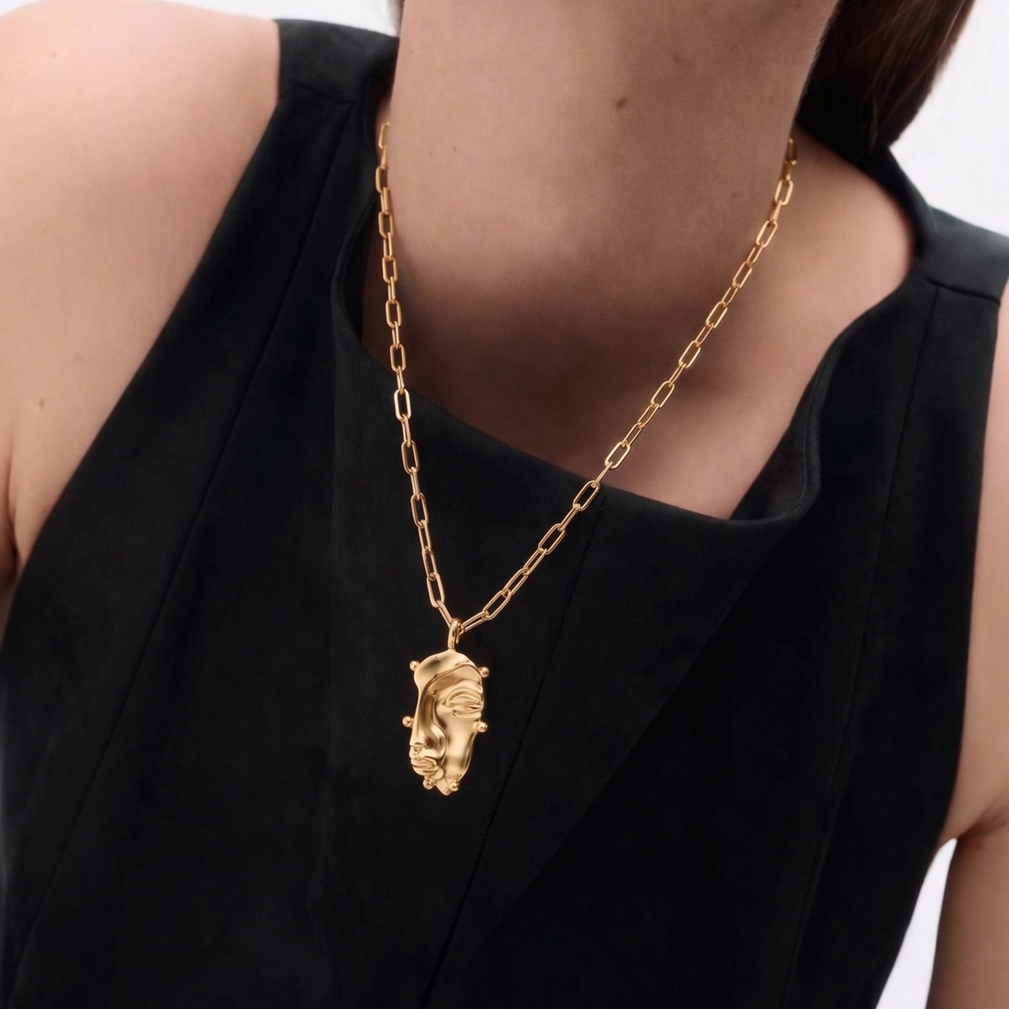 Cara Pendant Medium Necklace in Gold