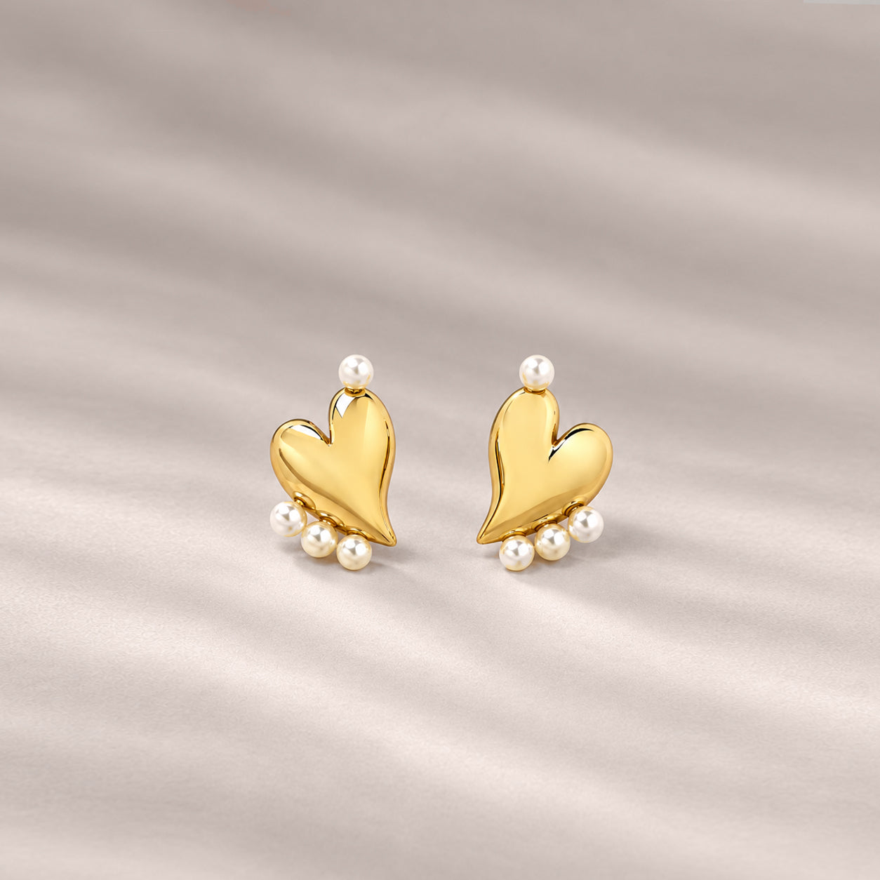 Loff Mini Pearl Heart Stud Earrings in Gold