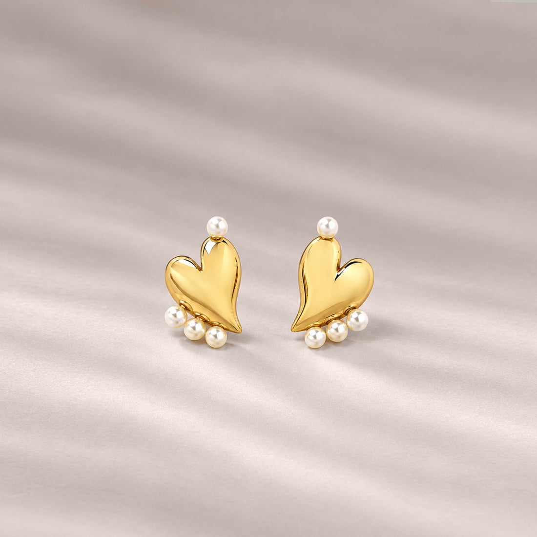 Loff Mini Pearl Heart Stud Earrings in Gold