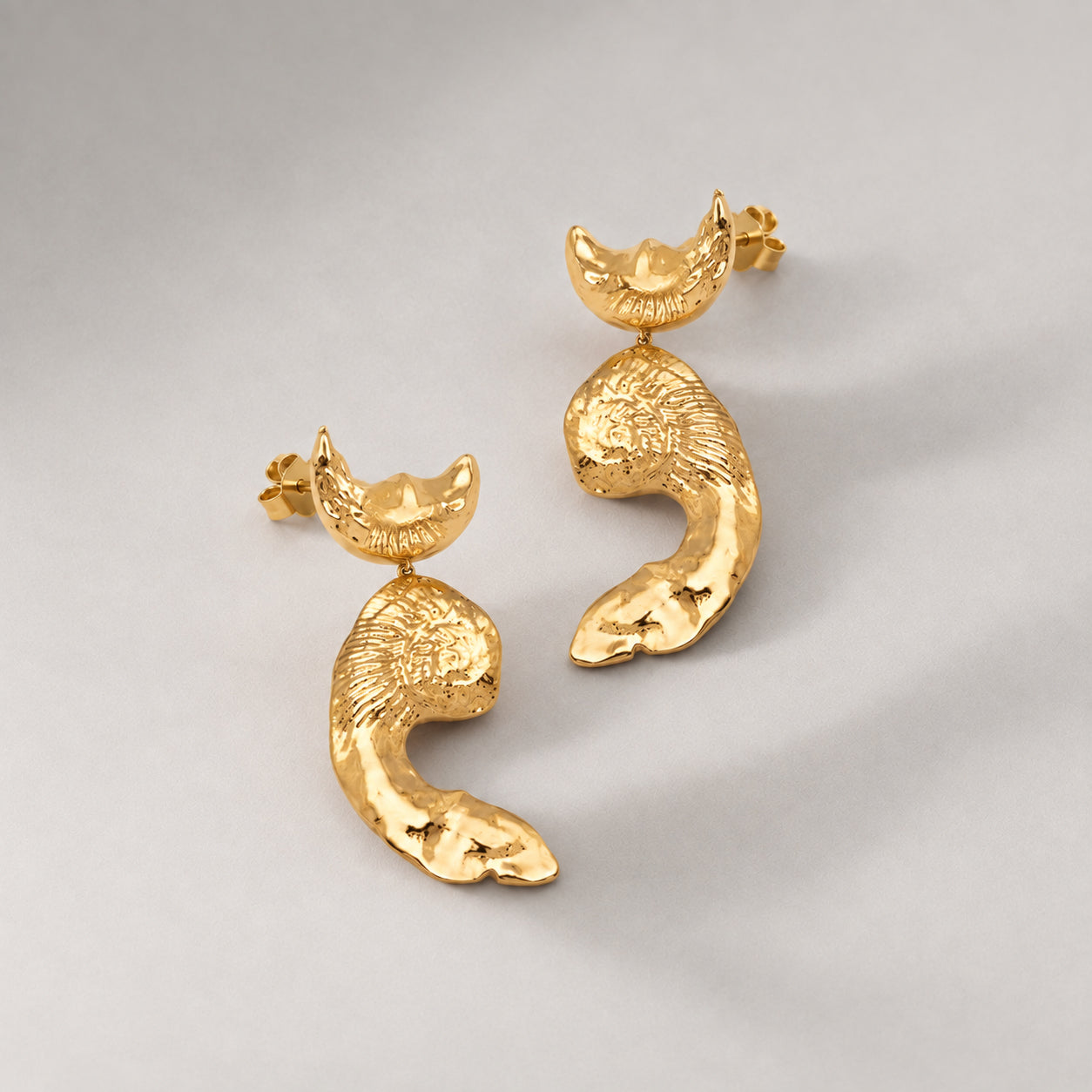 Vechi Shell Earrings in Gold