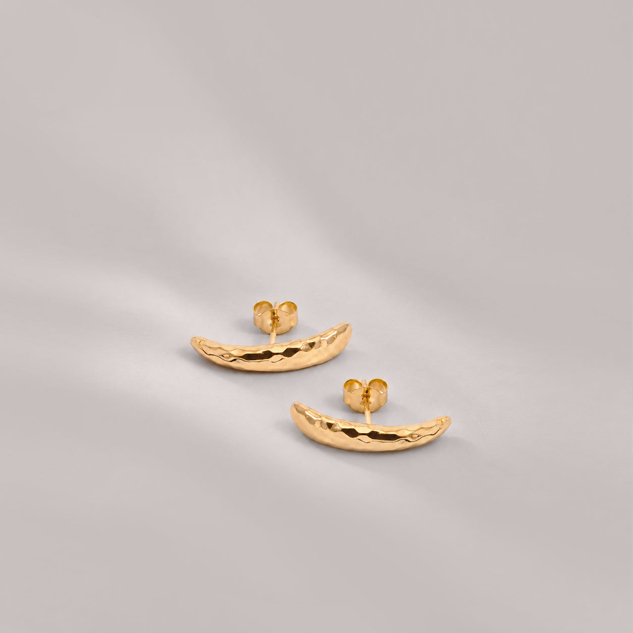 ARTO EAR CUFF STUD EARRINGS IN GOLD