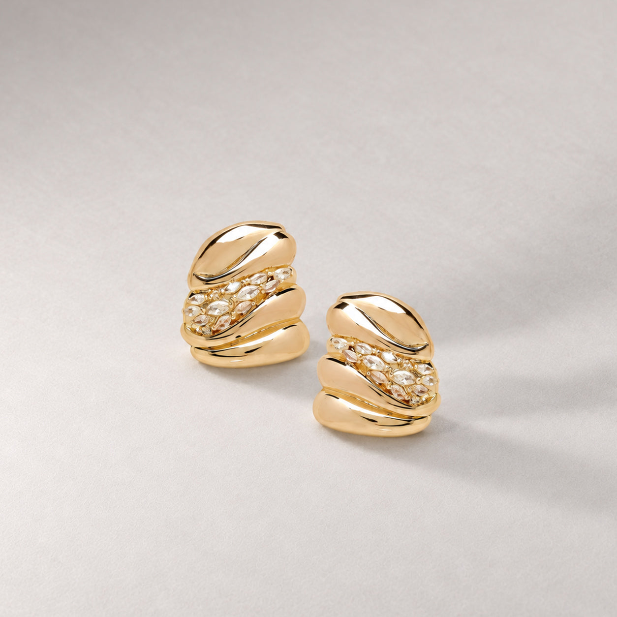 LAQUE EARRINGS IN GOLD AND CRYSTALS