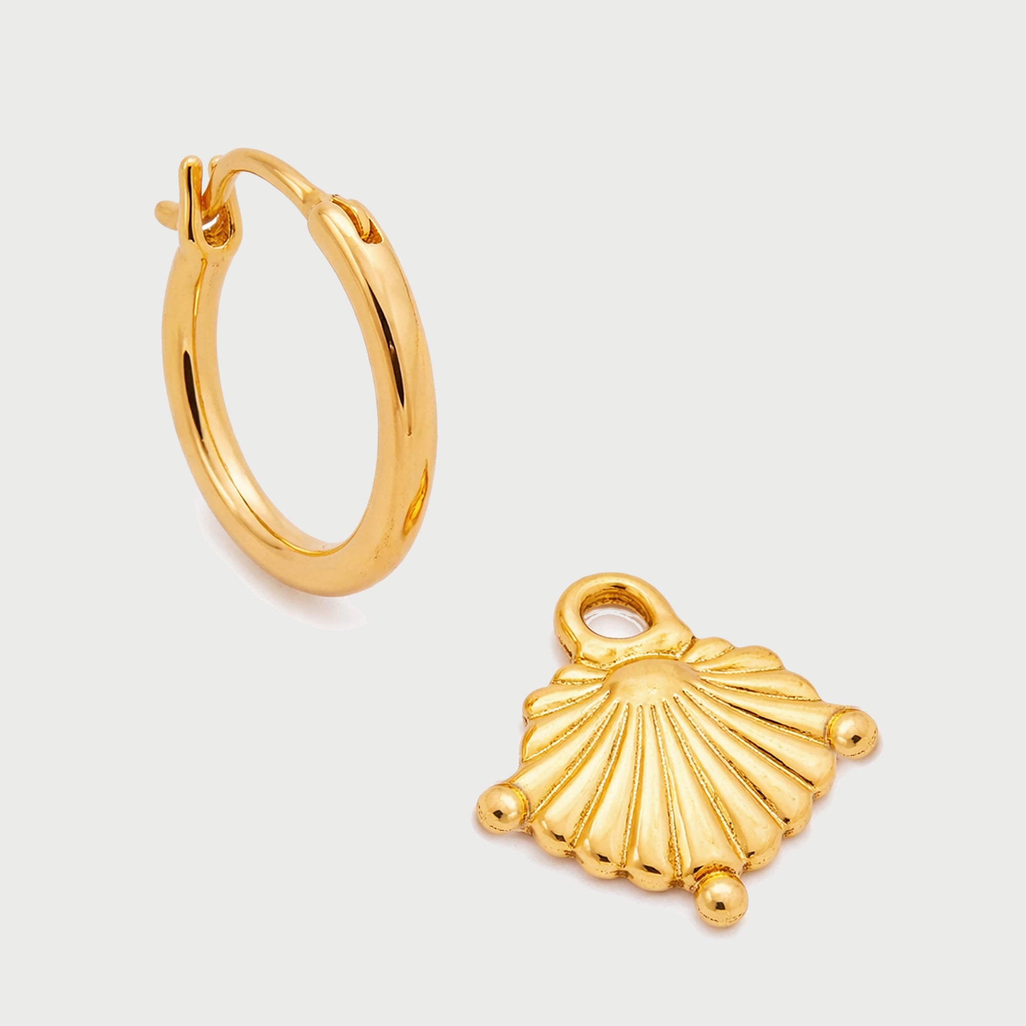 Concha Charm Maxi Hoop Earrings in Gold