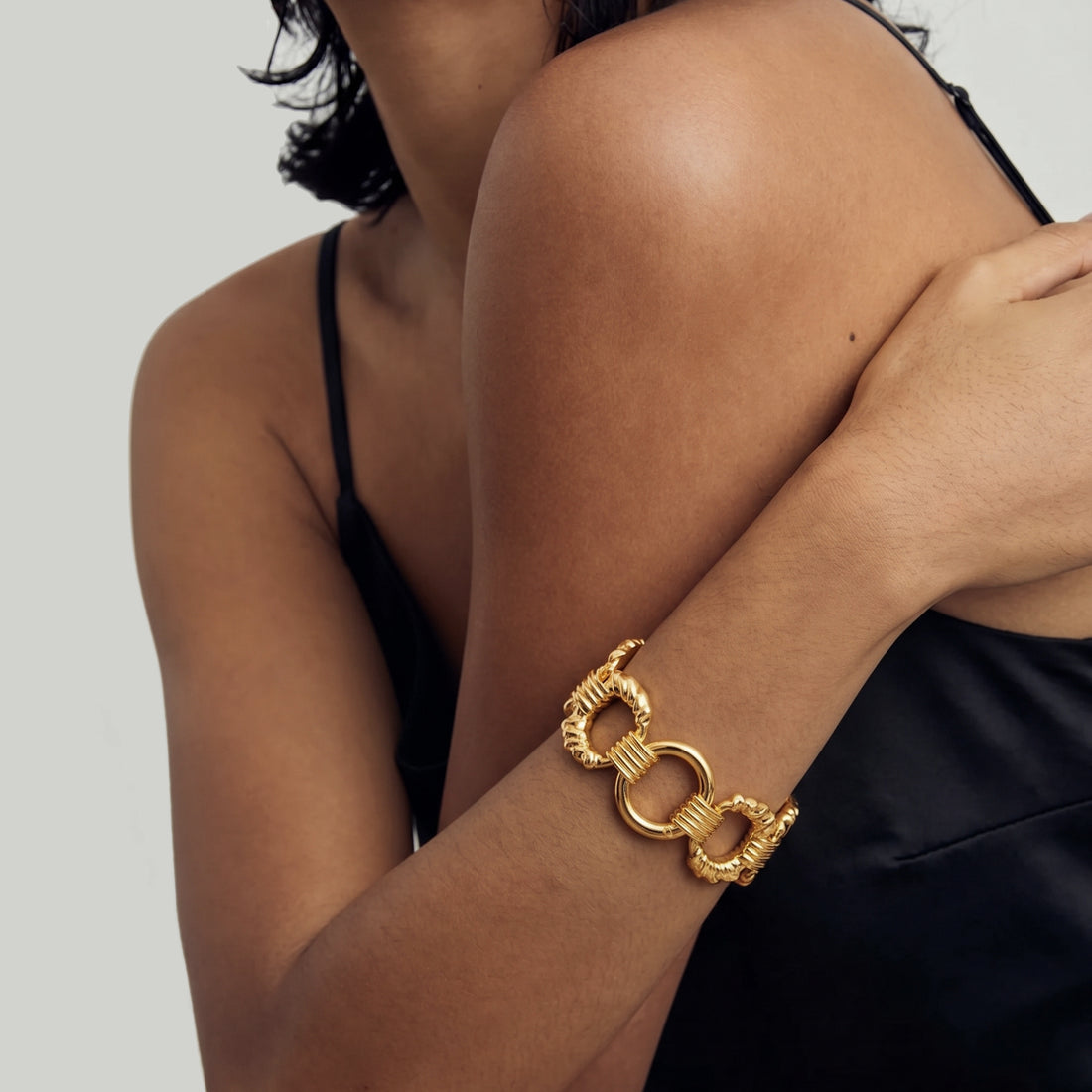 Coral Maxi Shell Bracelet in Gold