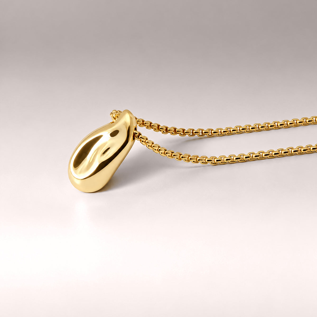 Perto Mini Pendant Necklace in Gold