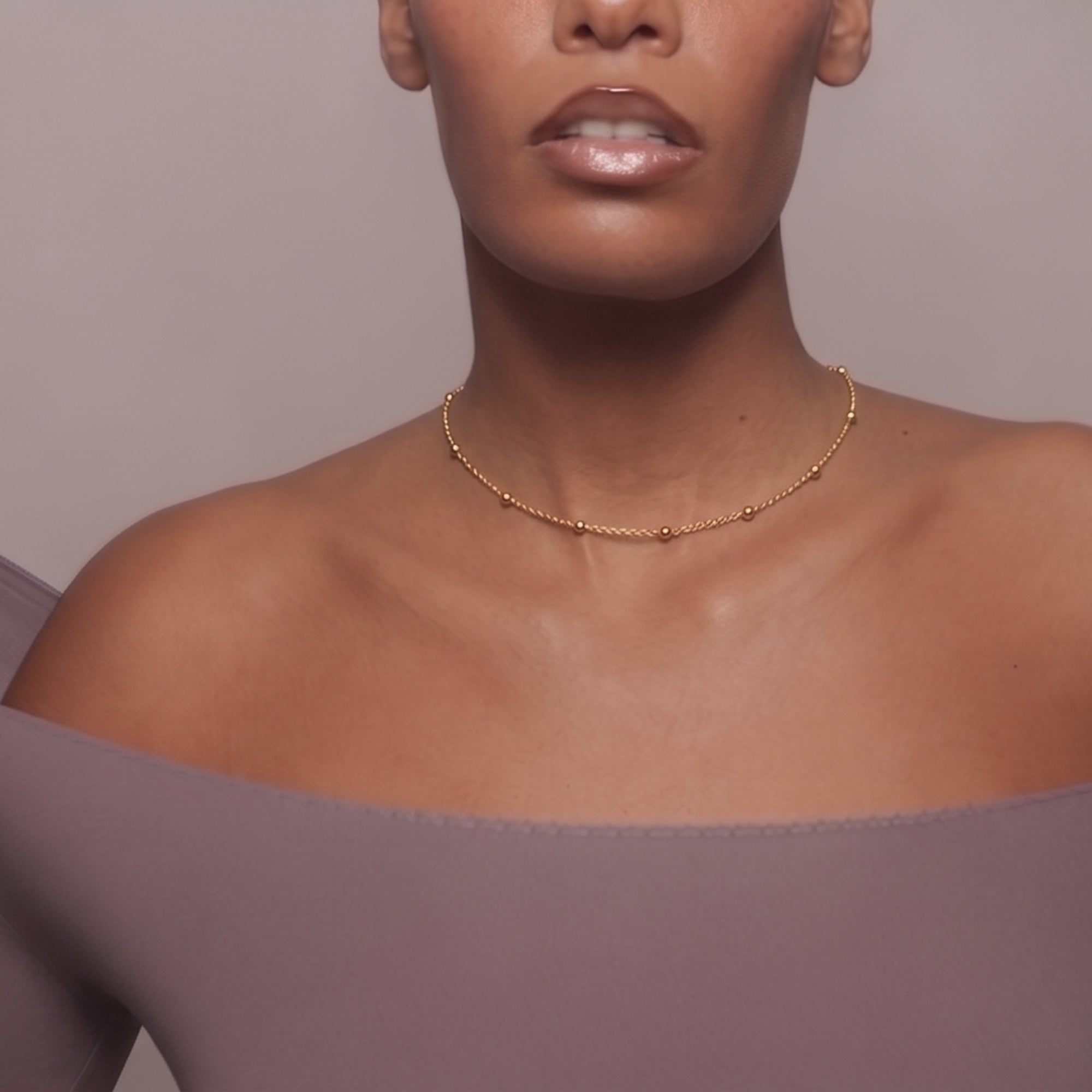 FALVO BEADED CHOKER NECKLACE IN GOLD