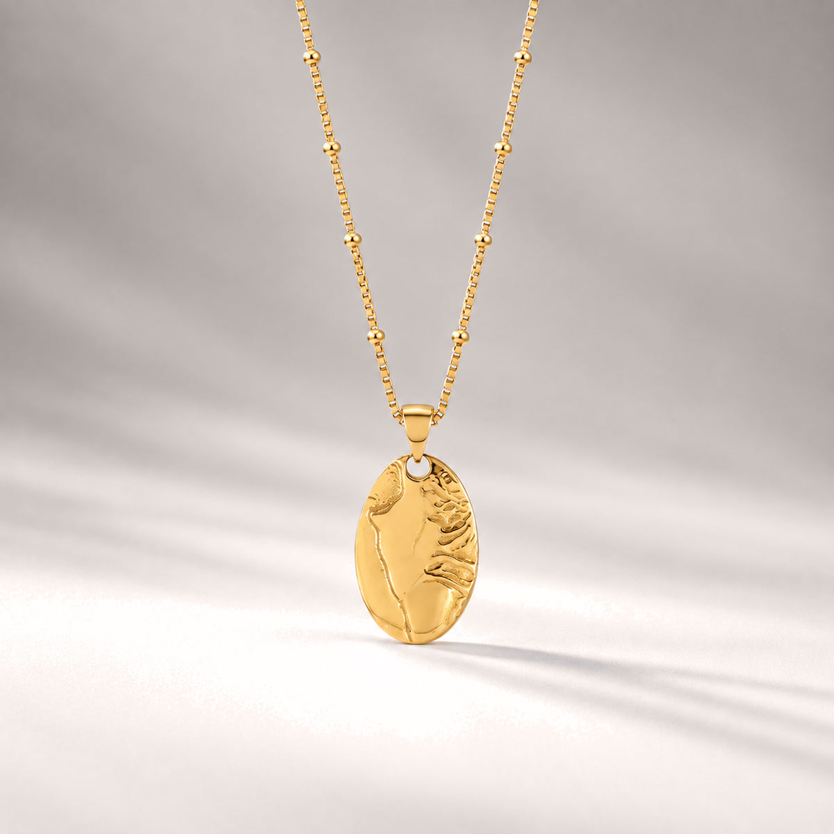 Fera Pendant Necklace in Gold