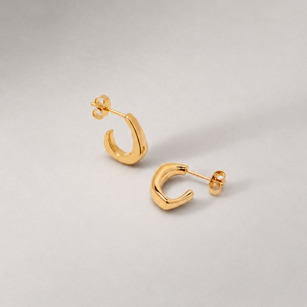 Pero Small Hoop Earrings in Gold