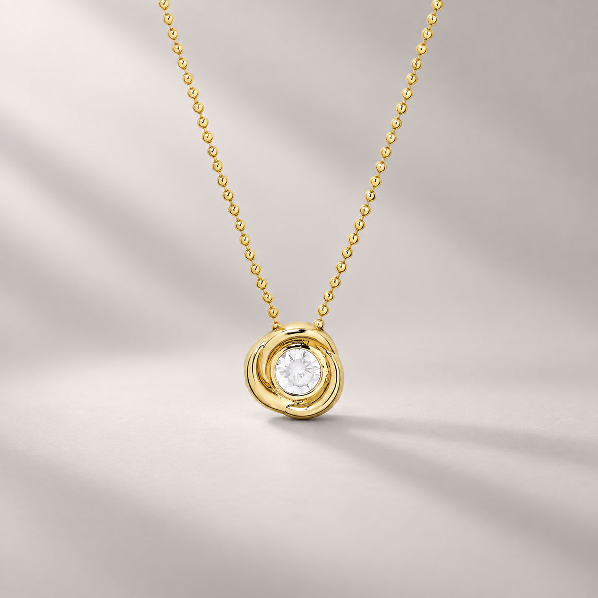 CARLI FLOWER WHITE NECKLACE IN GOLD & CRYSTAL