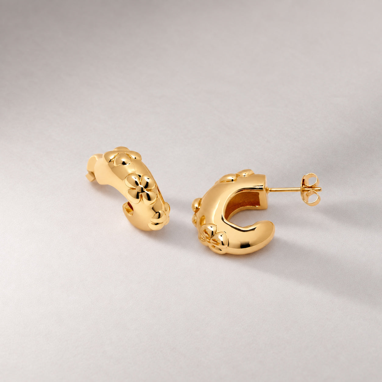Flaro Flower Midi Hoop Earrings in Gołd