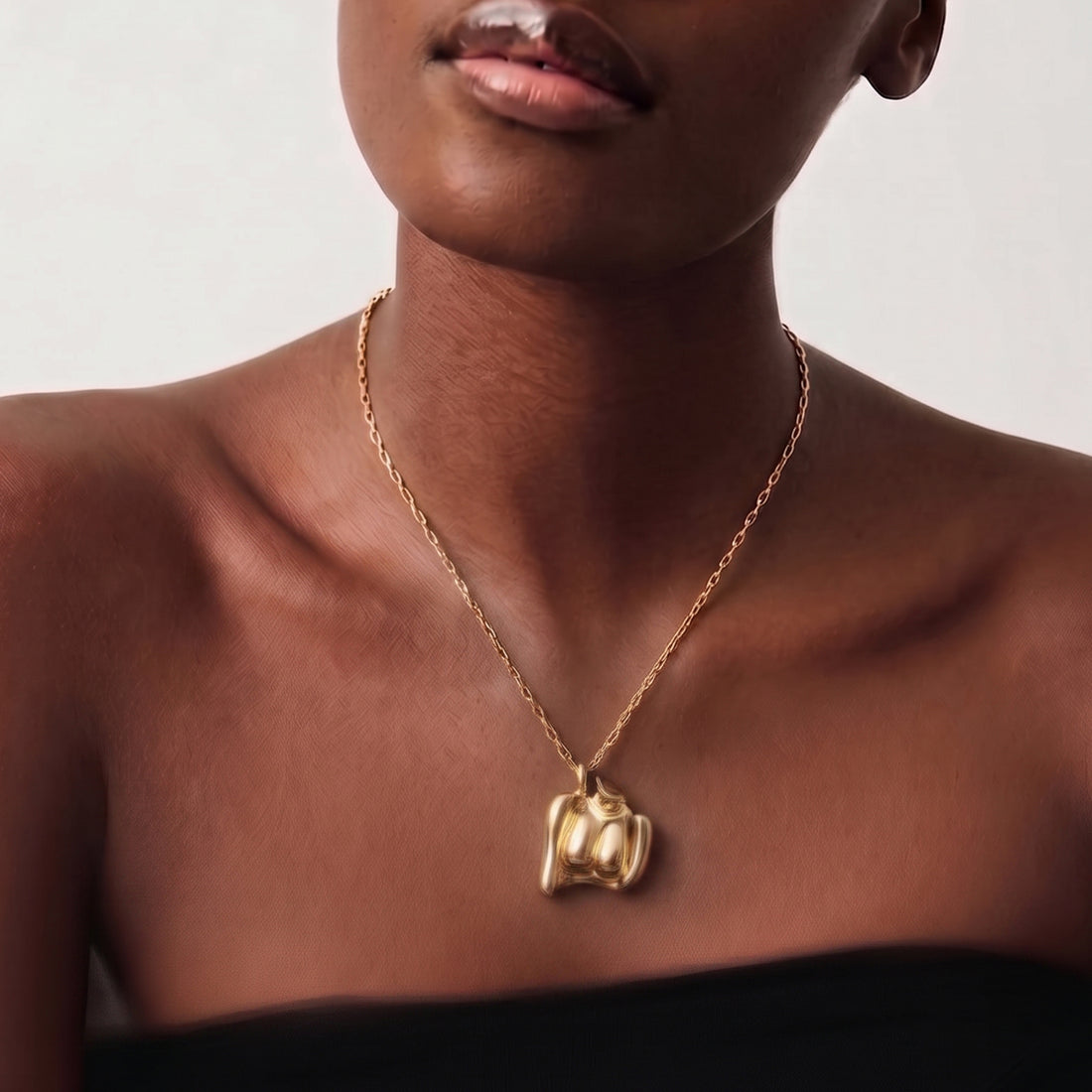 Naked Maxi Pendant Necklace in Gold