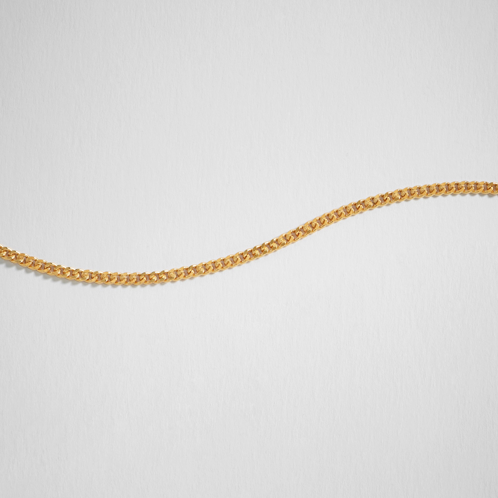 VELNO DELICATE CURB CHAIN NECKLACE IN GOLD