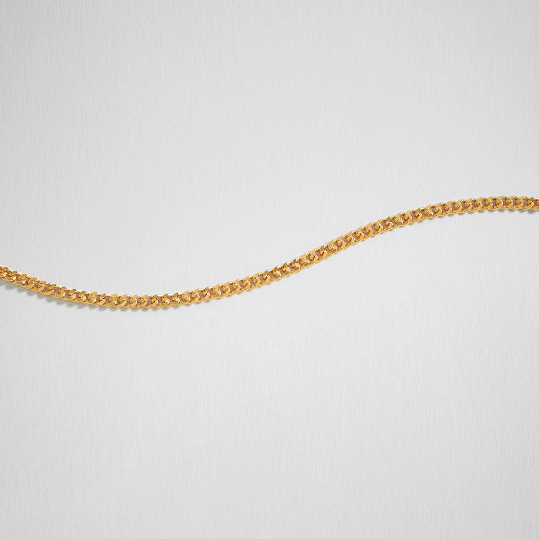 VELNO DELICATE CURB CHAIN NECKLACE IN GOLD