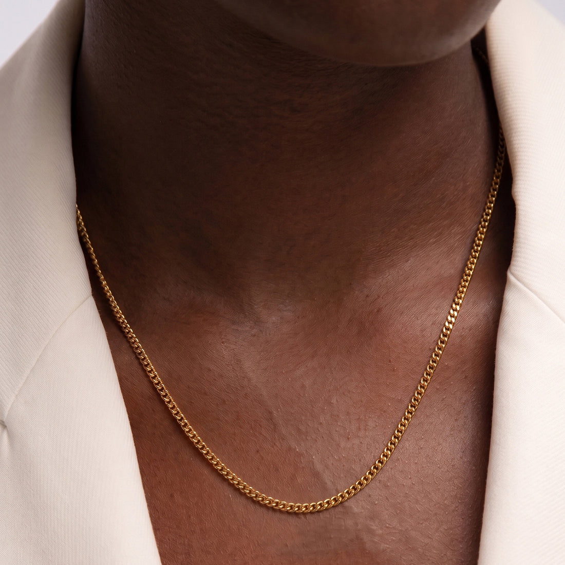 VELNO DELICATE CURB CHAIN NECKLACE IN GOLD
