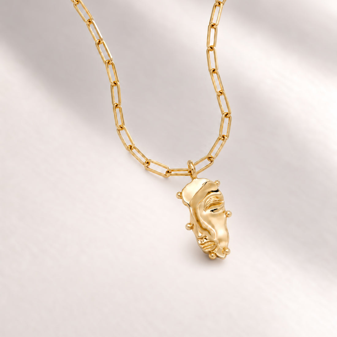 Cara Pendant Medium Necklace in Gold
