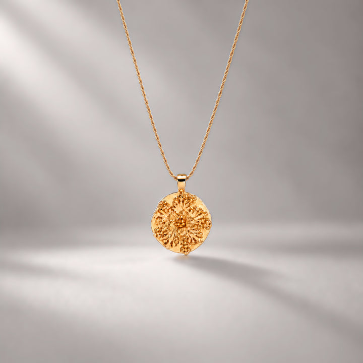 Flower Pendant Rope Necklace In Gold