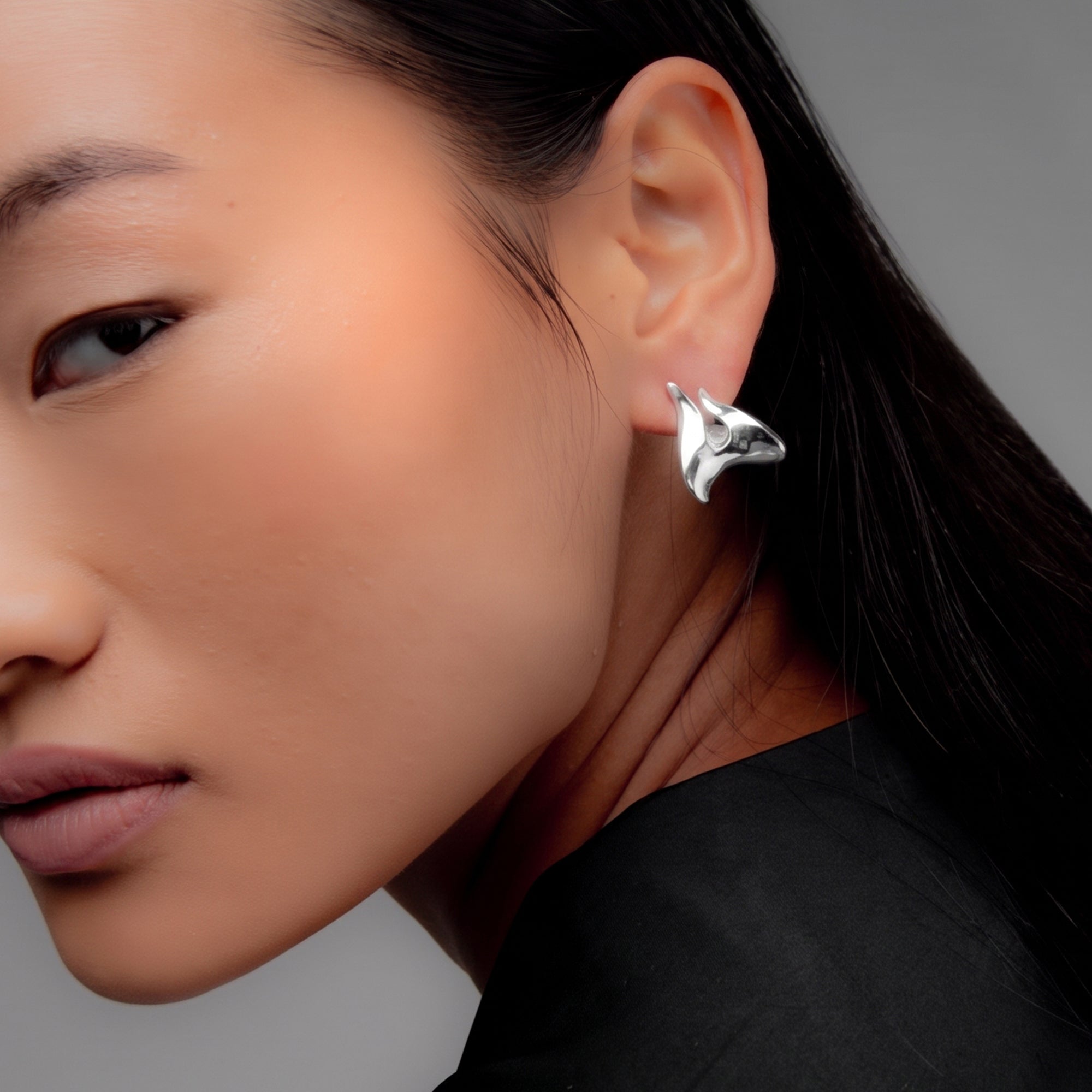 CLAW DOUBLE HOOP EARRINGS IN SILVER