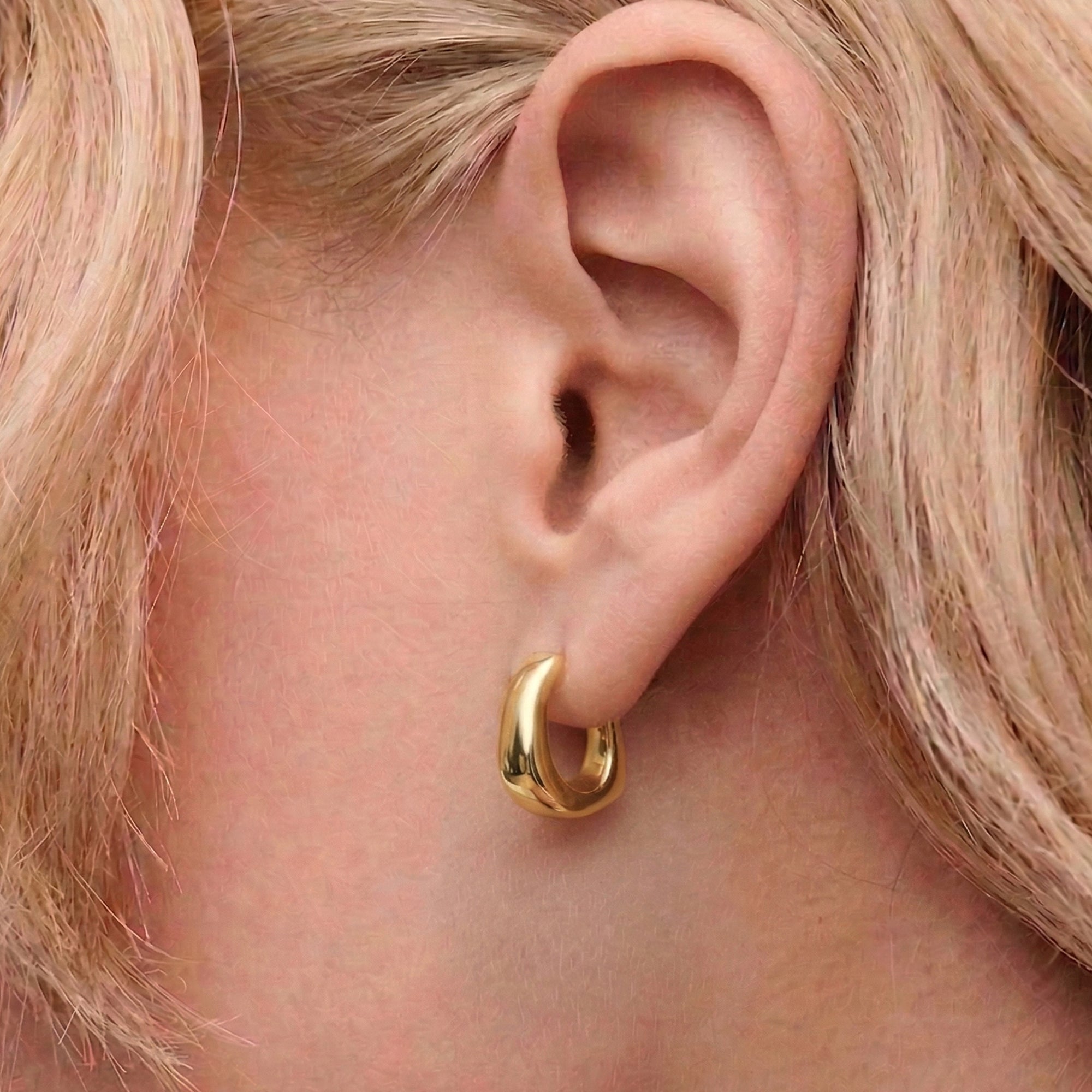 Pero Small Hoop Earrings in Gold