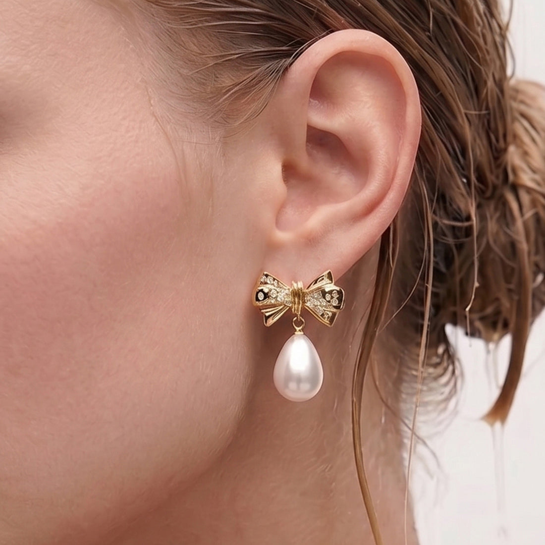 BOW PEARL EARRINGS DROP EARRINGS IN GOLD, CRYSTALS & PEARLS