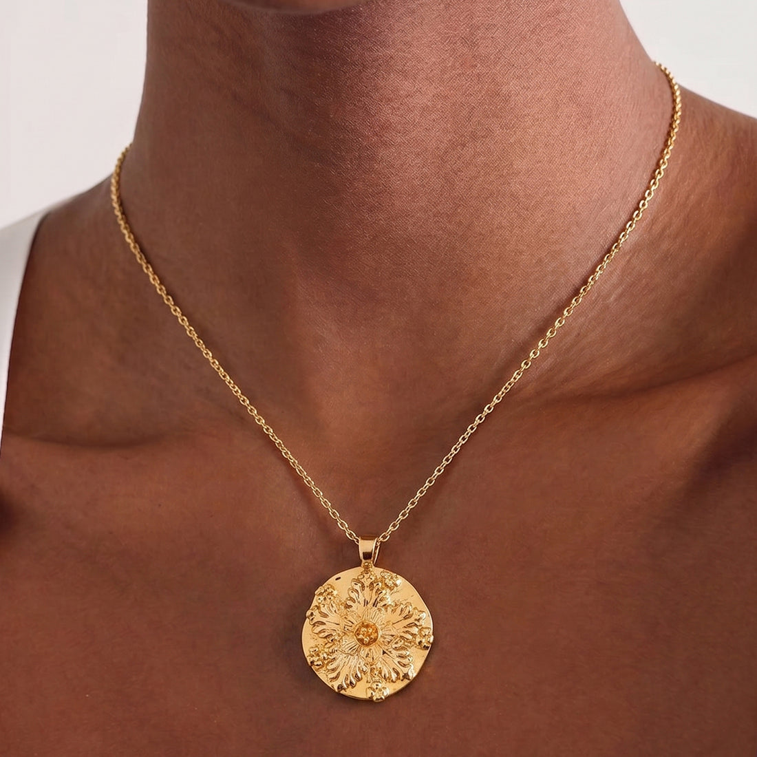 Flower Pendant Rope Necklace In Gold