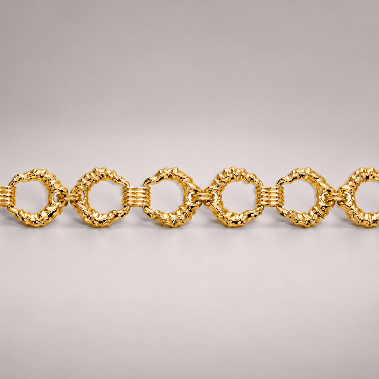 Coral Maxi Shell Bracelet in Gold