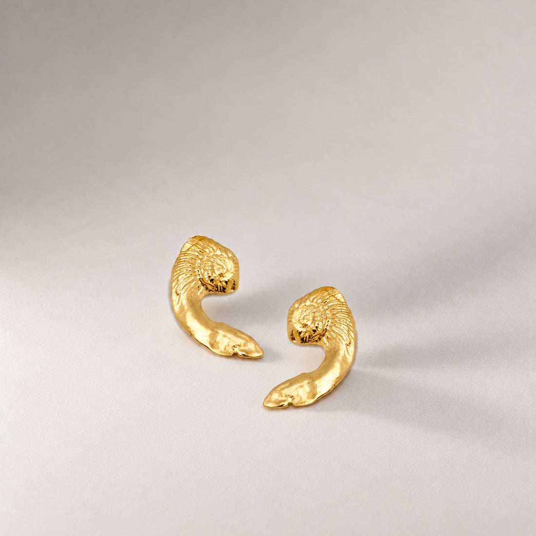 Vero Face On Stud Earrings in Gold