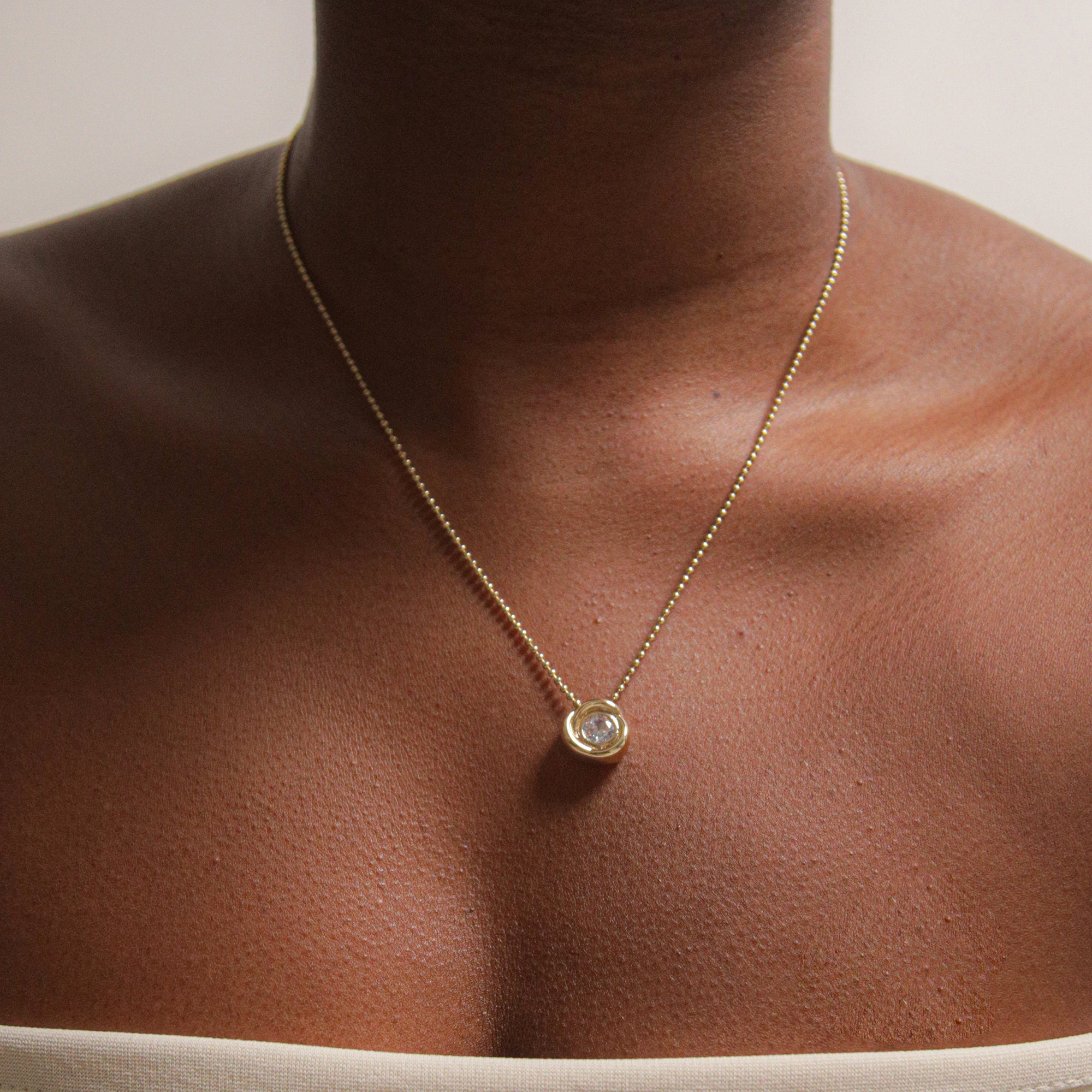 CARLI FLOWER WHITE NECKLACE IN GOLD & CRYSTAL