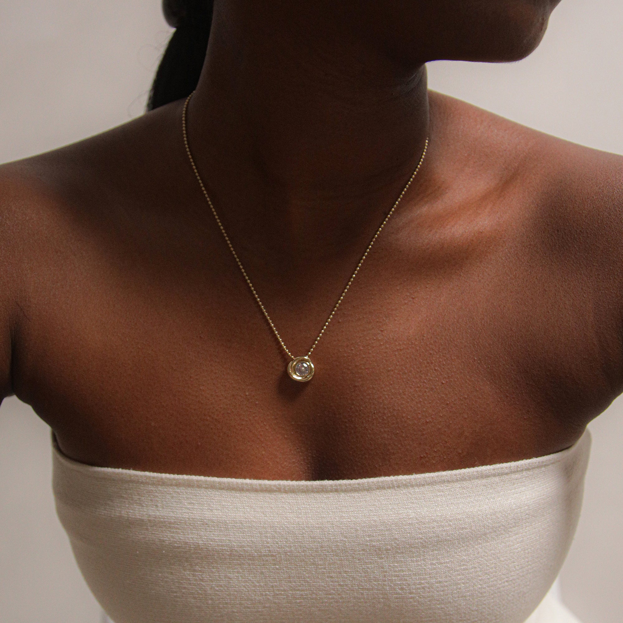 CARLI FLOWER WHITE NECKLACE IN GOLD & CRYSTAL