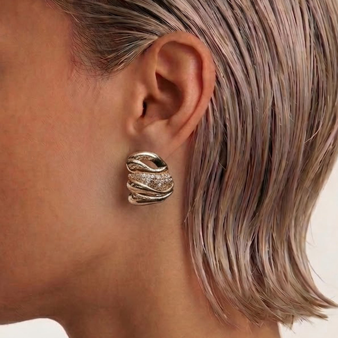 LAQUE EARRINGS IN GOLD AND CRYSTALS