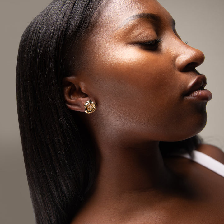 Lulu Midi Flower Stud Earring in Gold