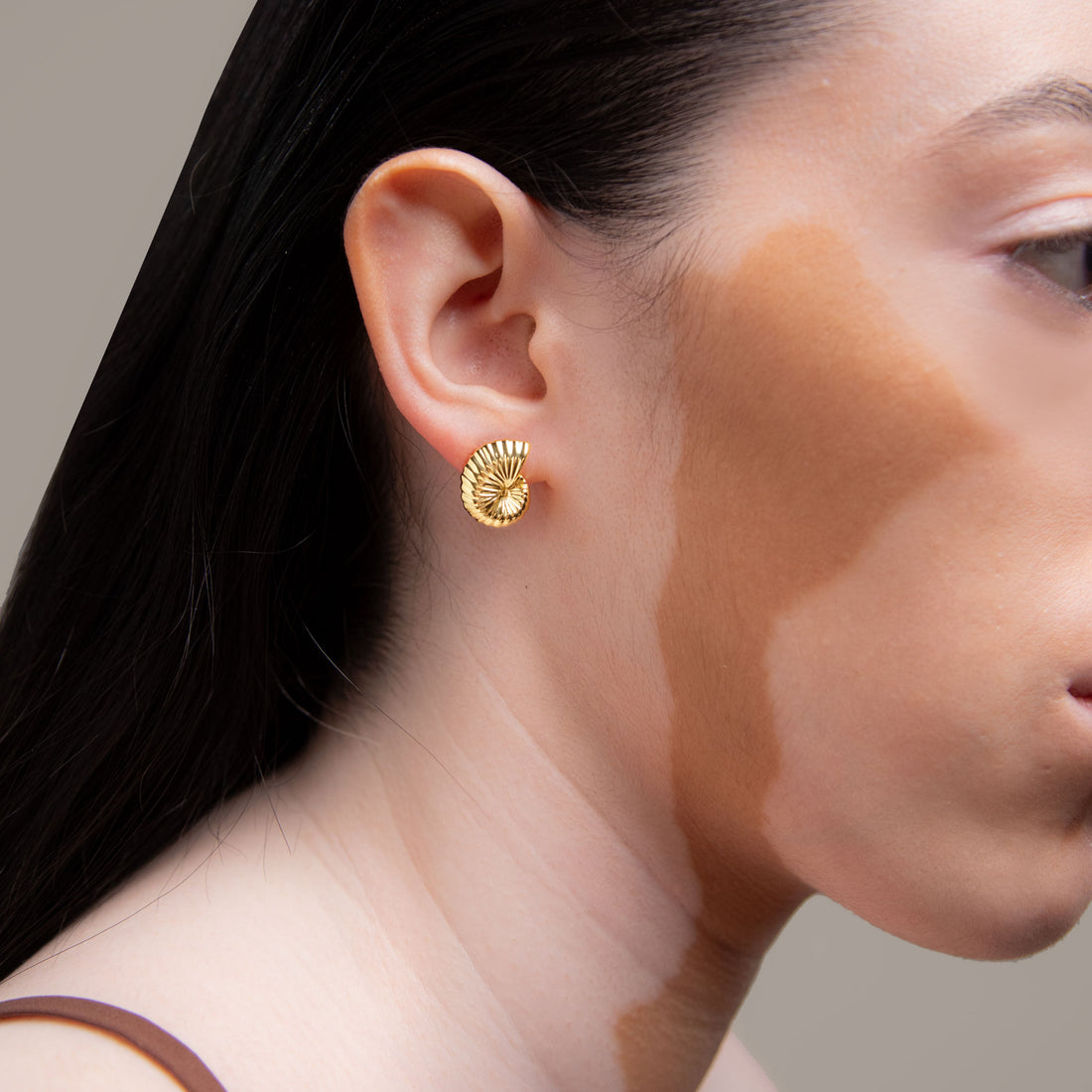 Moro Midi Stud Earrings in Gold