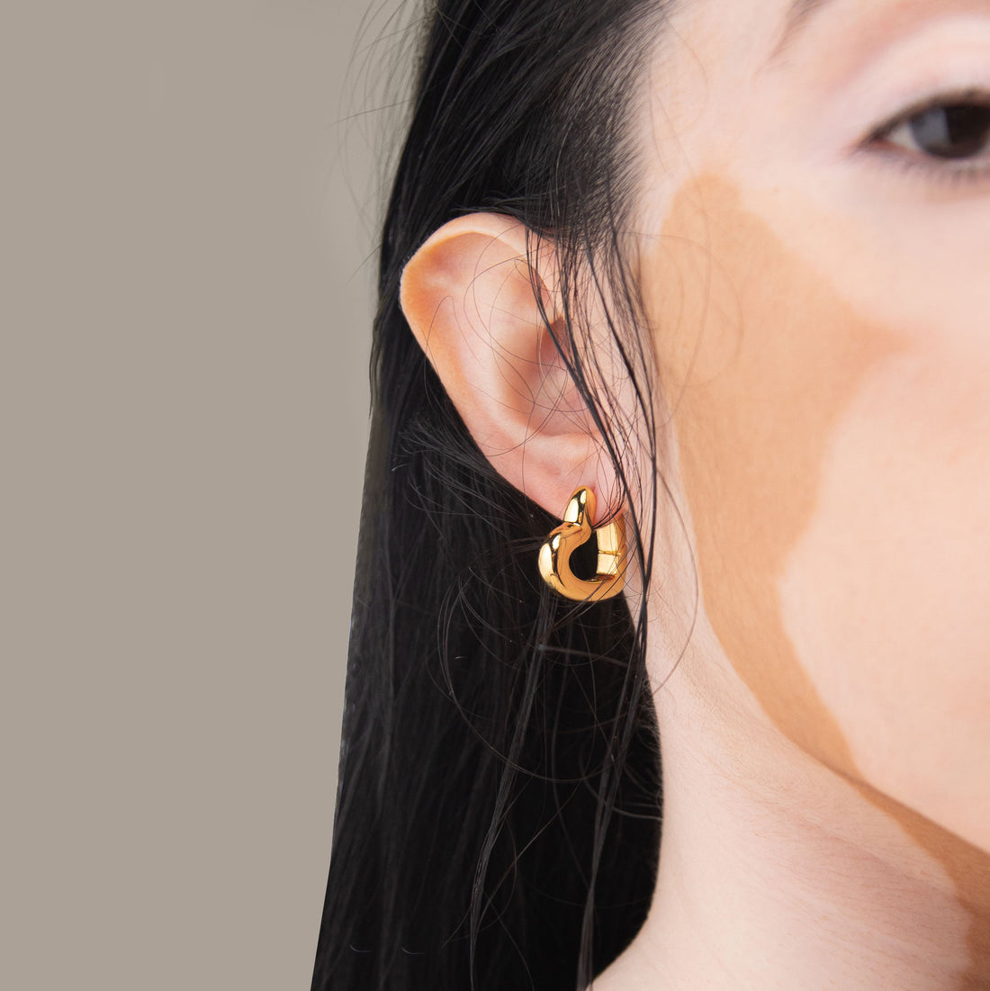 Loff Midi Heart Hoop Earrings in Gold