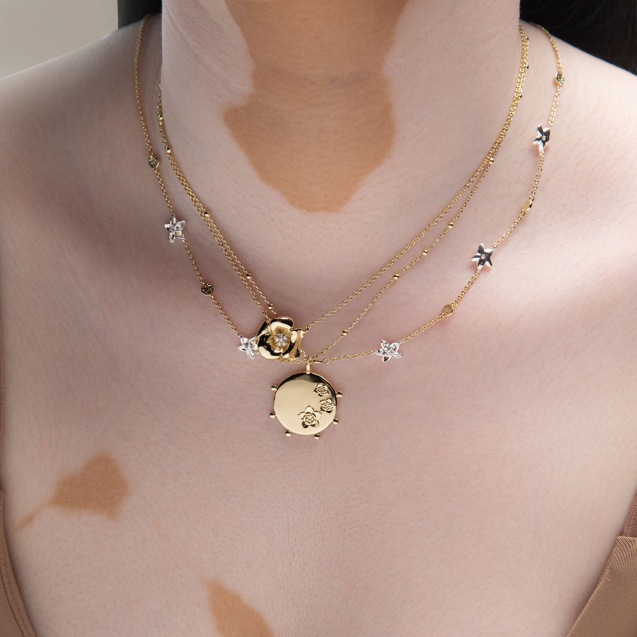 Mali Flower Pendant Short Necklace in Gold