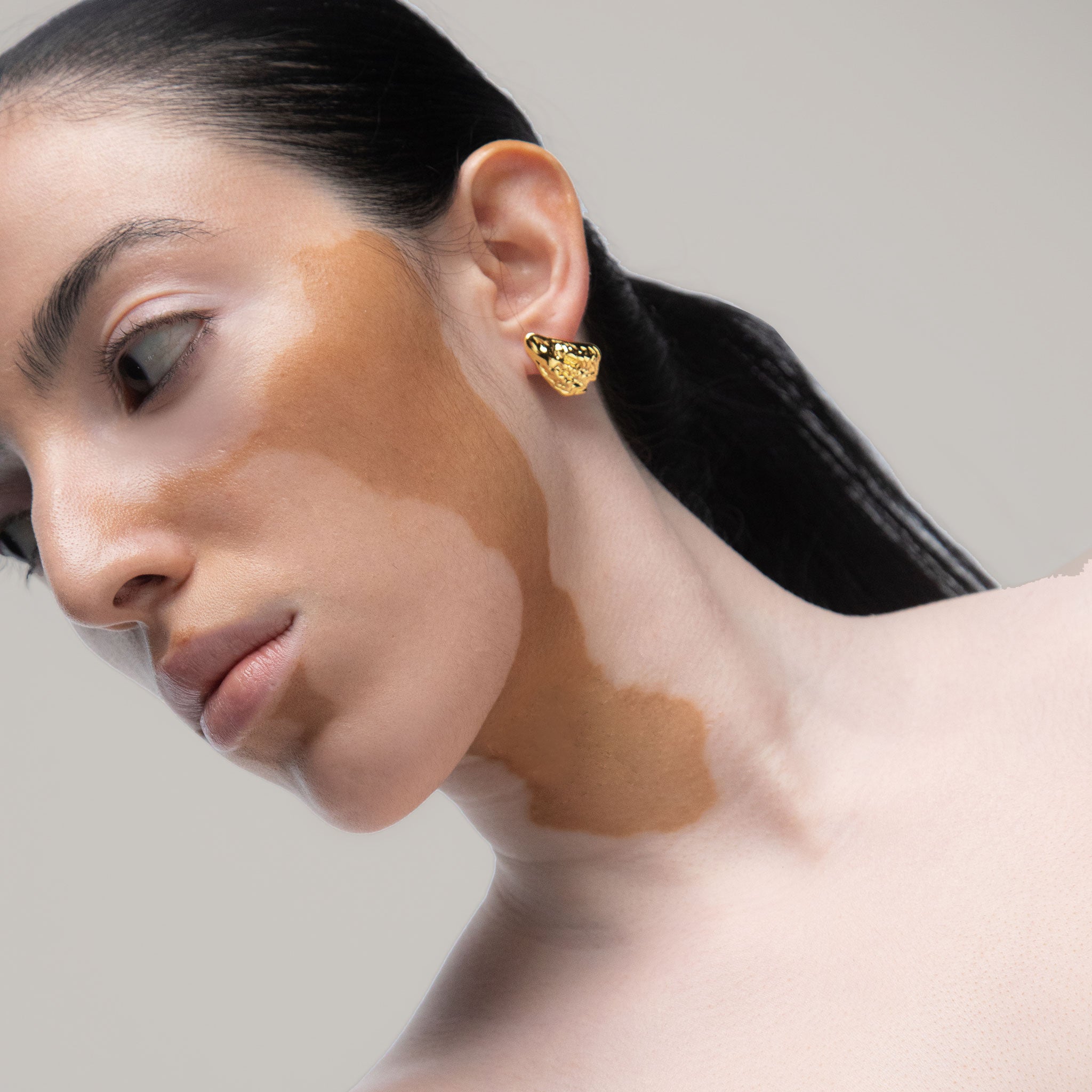 Atagi Face on Stud Earrings in Gold