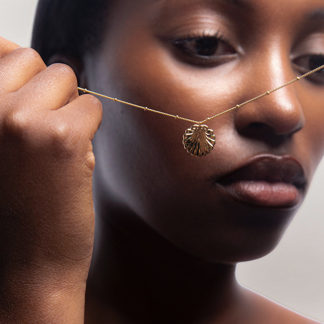 Conchigla Beaded Shell Choker Necklace in Gold