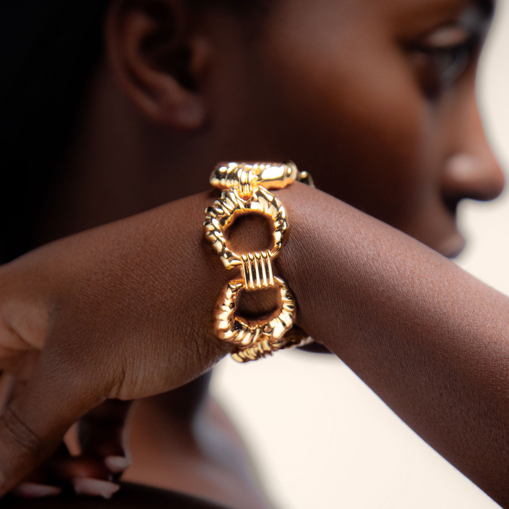 Coral Maxi Shell Bracelet in Gold