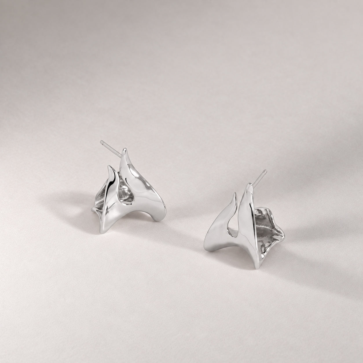 CLAW DOUBLE HOOP EARRINGS IN SILVER