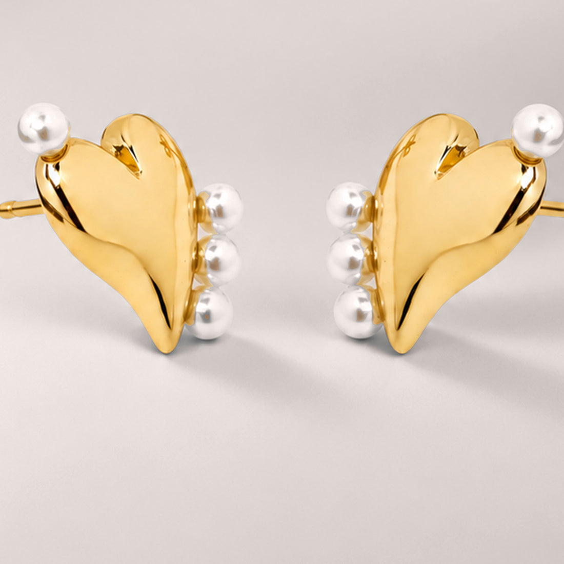 Loff Mini Pearl Heart Stud Earrings in Gold
