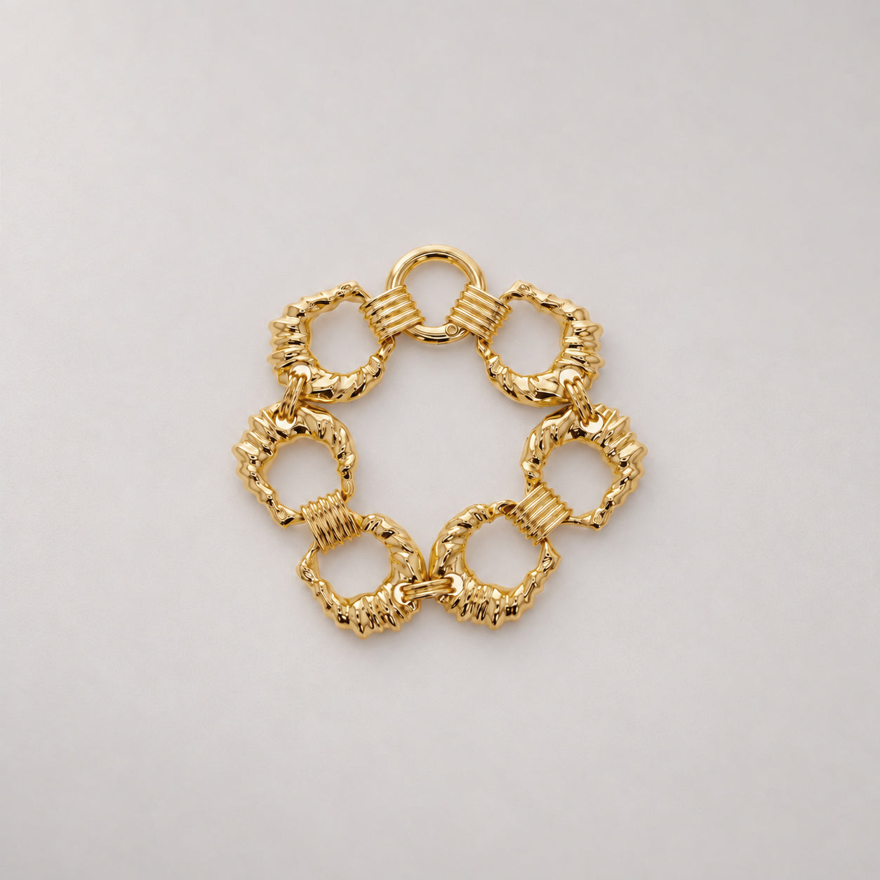 Coral Maxi Shell Bracelet in Gold