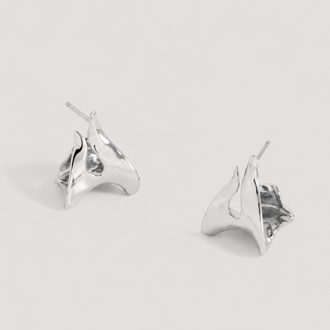 CLAW DOUBLE HOOP EARRINGS IN SILVER