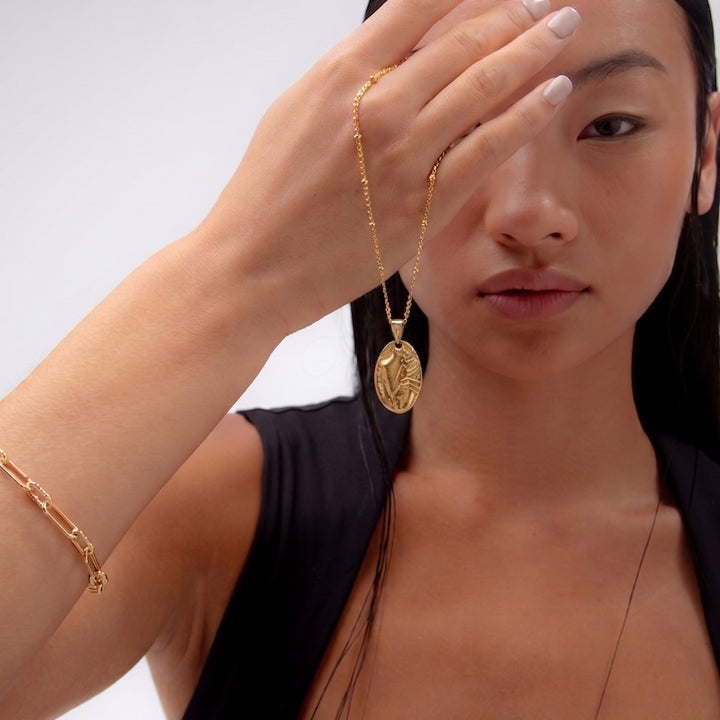 Fera Pendant Necklace in Gold