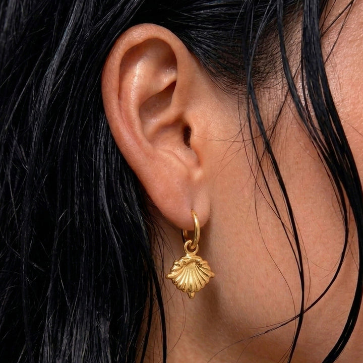 Concha Charm Maxi Hoop Earrings in Gold