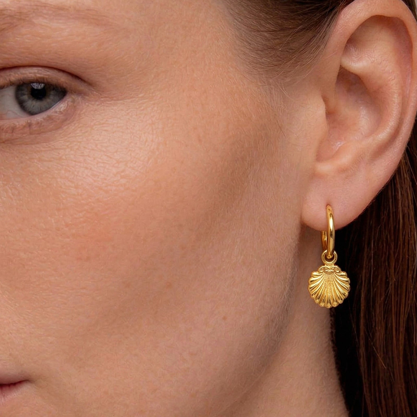 Concha Mini Charm Hoop Earrings in Gold