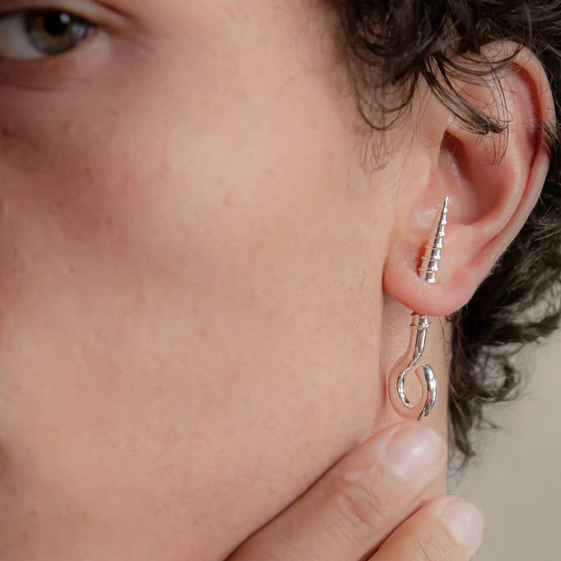 SCREW STUD EARRING IN SILVER