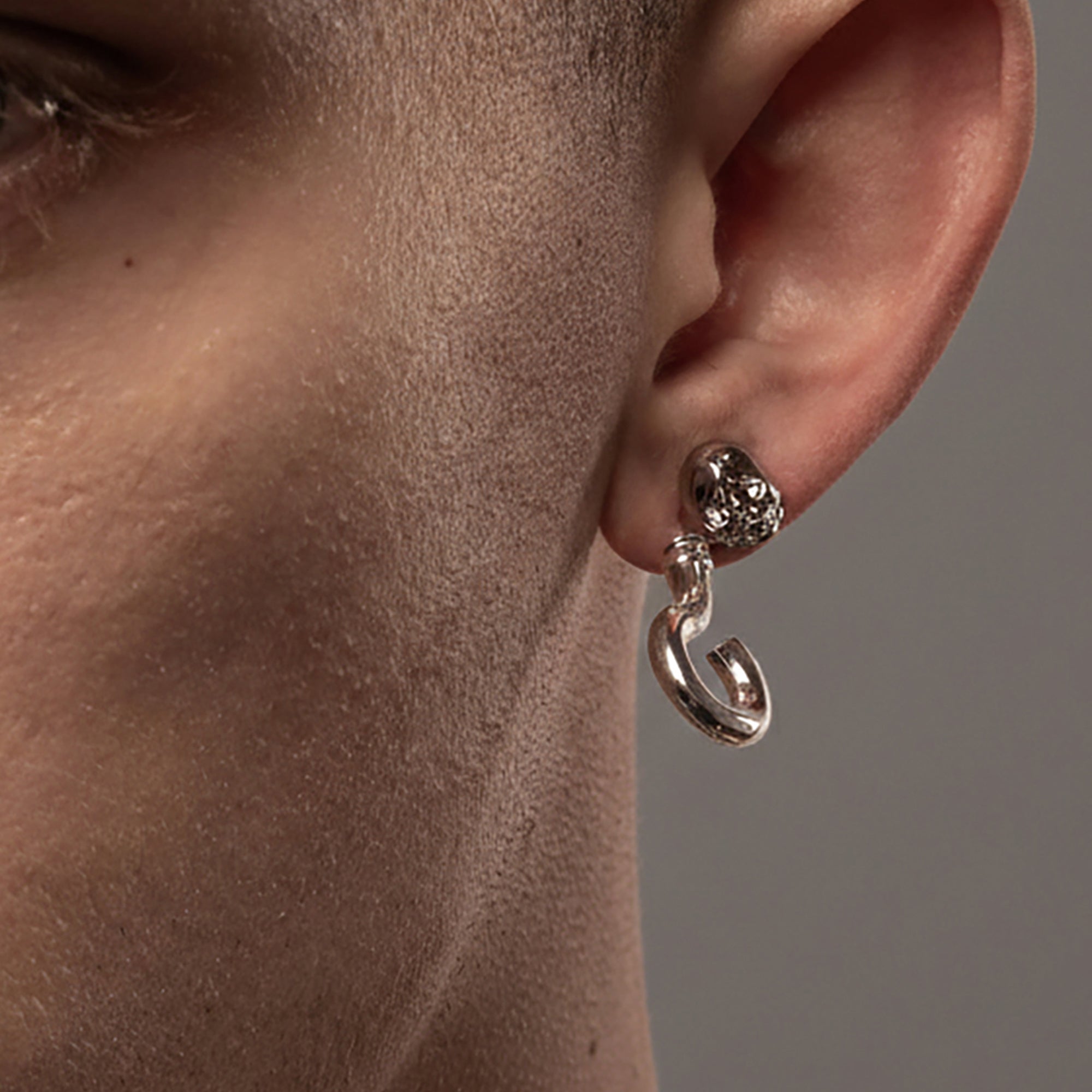 SCREW STUD EARRING IN SILVER