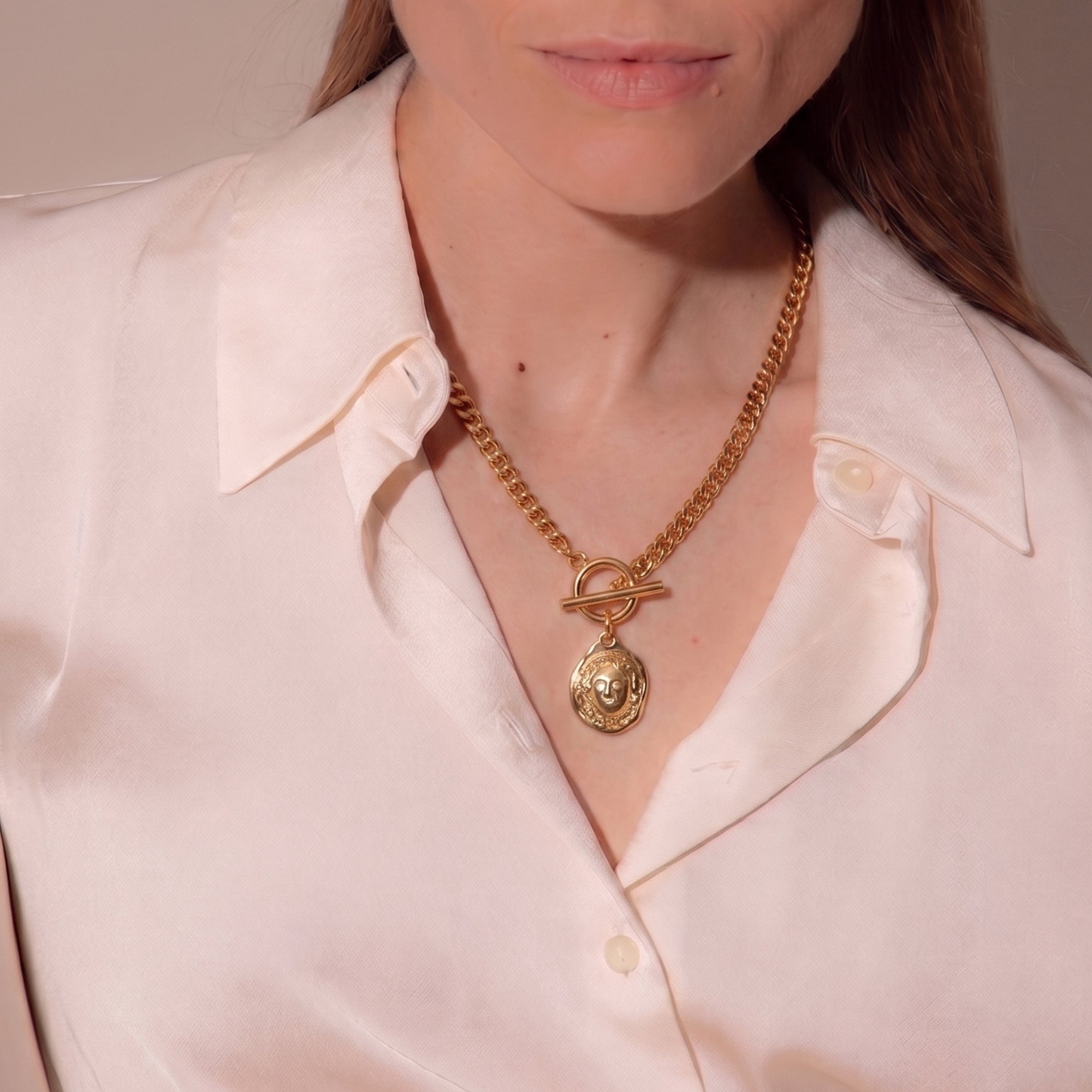 ELENI MINI CURB T-BAR NECKLACE IN GOLD