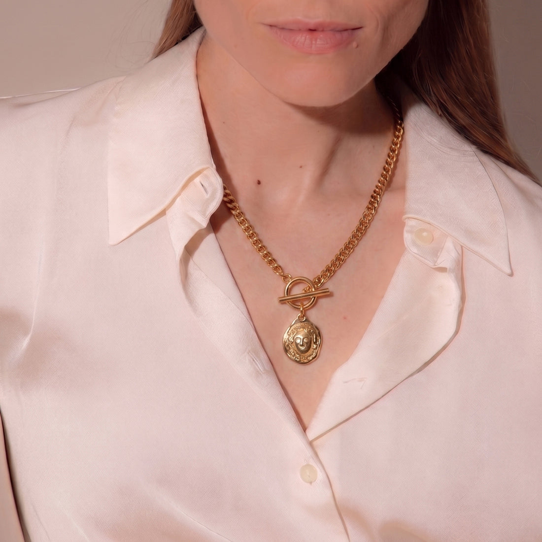 ELENI MINI CURB T-BAR NECKLACE IN GOLD