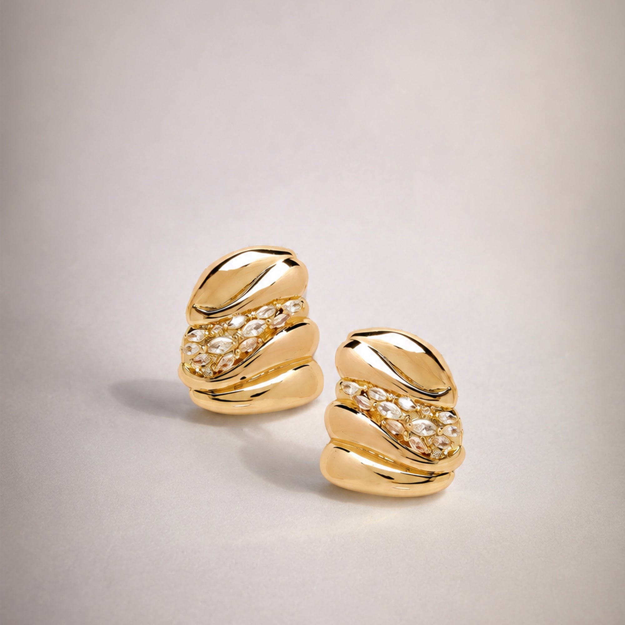 LAQUE EARRINGS IN GOLD AND CRYSTALS
