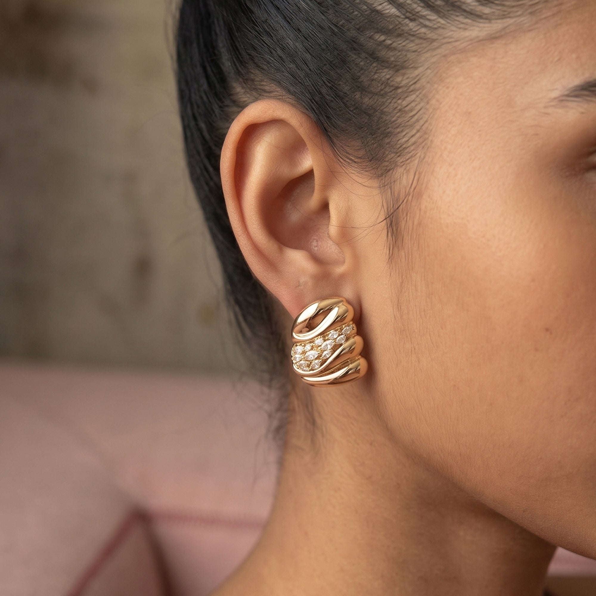 LAQUE EARRINGS IN GOLD AND CRYSTALS