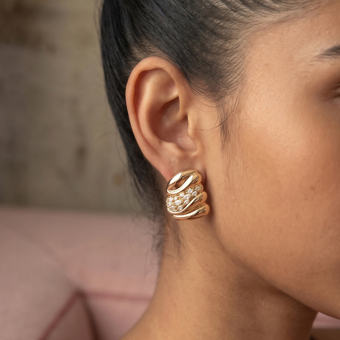 LAQUE EARRINGS IN GOLD AND CRYSTALS